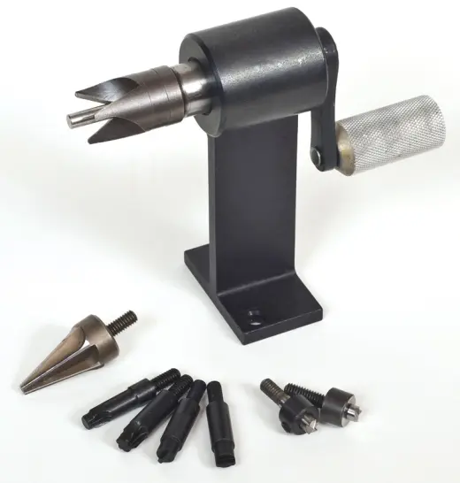 Univerzální sada nástrojů Lyman pro přípravu a začištění nábojnic před přebíjením. Určeno pro malé i velké zápalky.